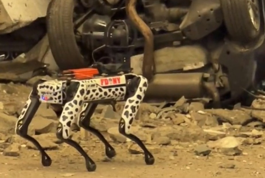 Cão robô usado por bombeiros foi capaz de gerar imagens internas do estacionamento que desabou em Nova York