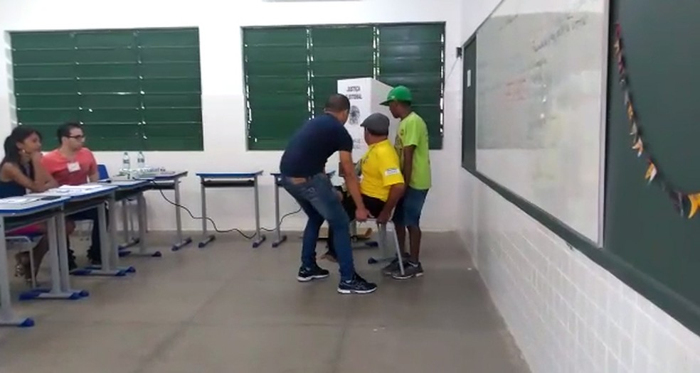 Cadeirante foi carregado para conseguir votar.  â Foto: Gilcilene AraÃºjo/G1