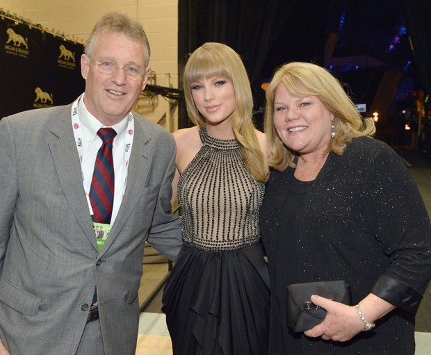 Taylor Swift revela que a sua mãe enfrenta um câncer novamente Quem