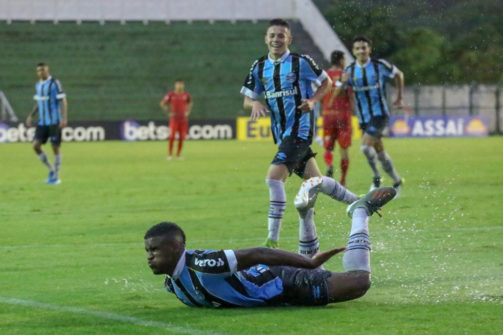 Elias e Pedro Lucas (fundo) são alvos de renovações — Foto: Guilherme Rodrigues/GR Press/Grêmio