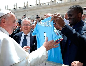 Papa Francisco ganha camisa do Lazio de Louis Saha (Foto: Agência Reuters)