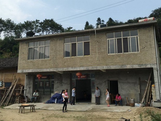 A casa de Xiong foi construída há apenas três anos, mas não foi o bastante para atrair uma esposa  (Foto: BBC)