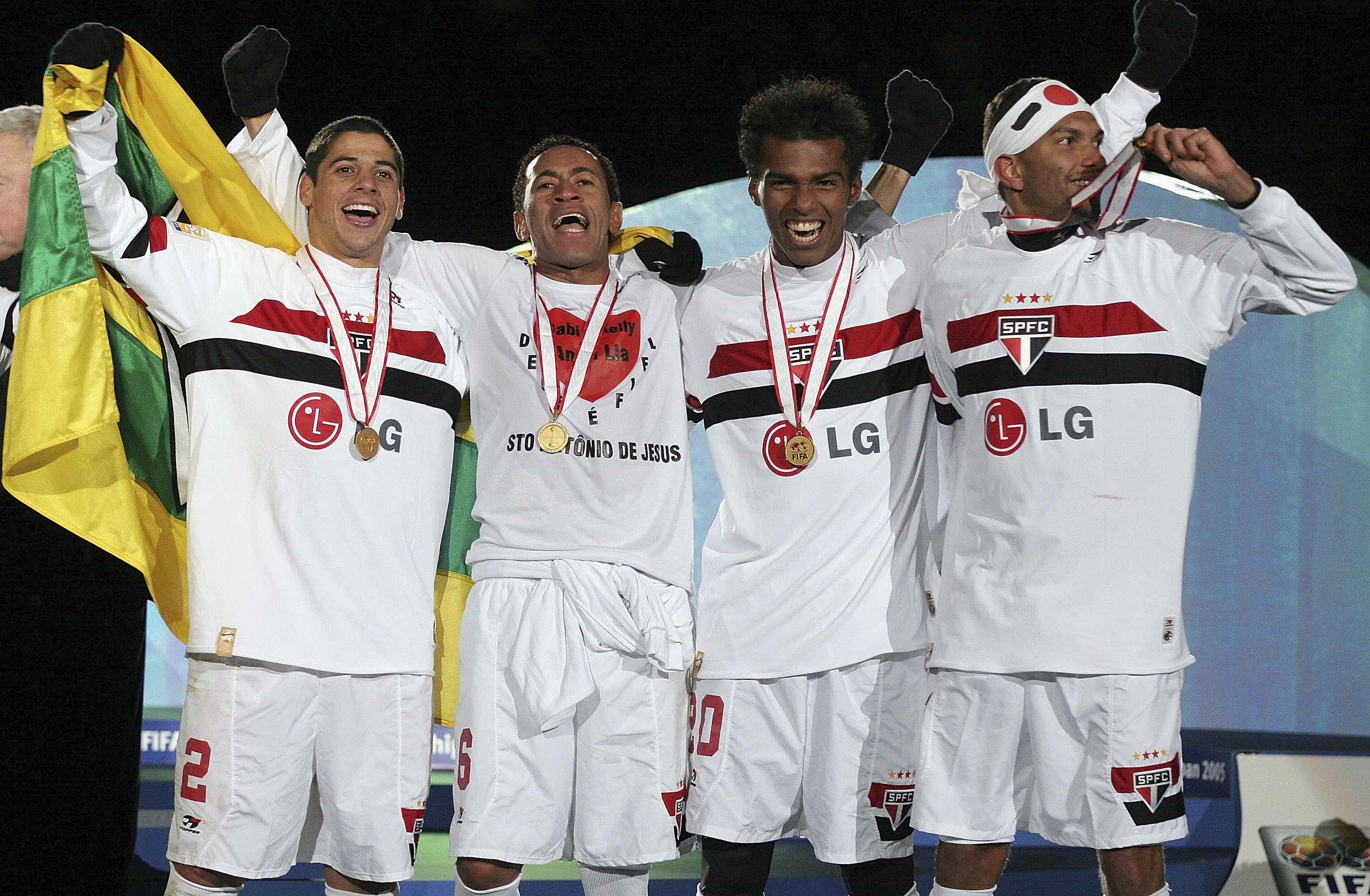 Ao lado de Cicinho, Júnior e Amoroso, Richarlyson comemora o tricampeonato mundial do São Paulo, em 2005 (Foto: Getty Images)