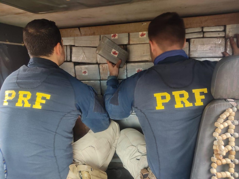 Droga estava escondida em fundo falso de caminhão. — Foto: PRF/Divulgação