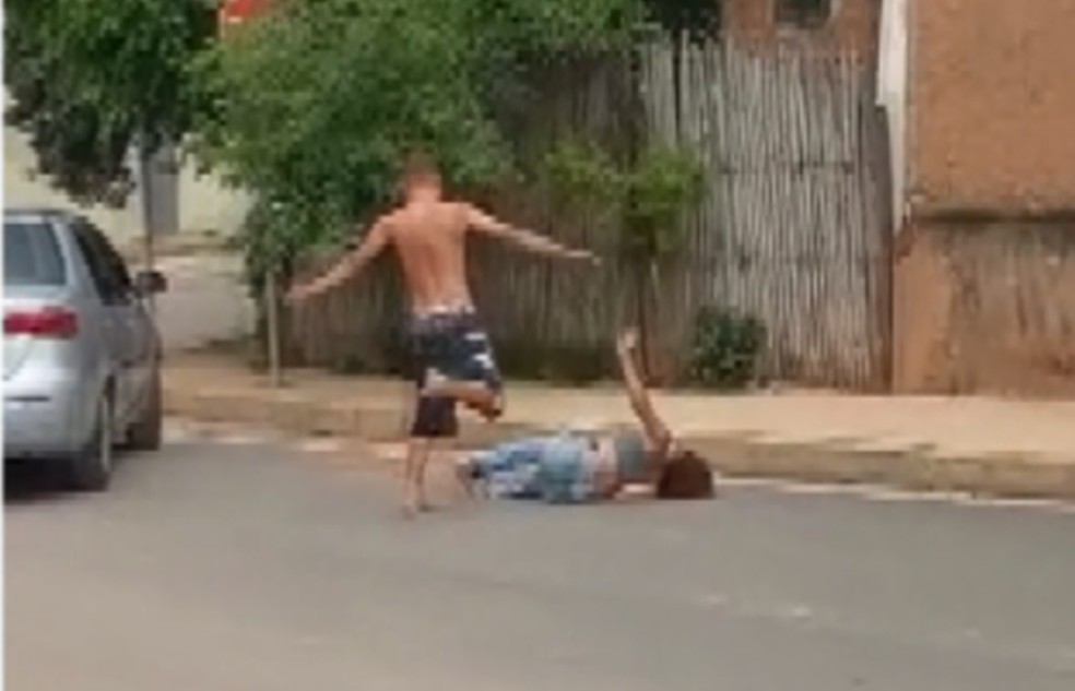 Homem agride mulher no meio da rua com chutes e tenta arrastá-la pelo cabelo em Santa Rita do Sapucaí (MG) — Foto: Reprodução/EPTV