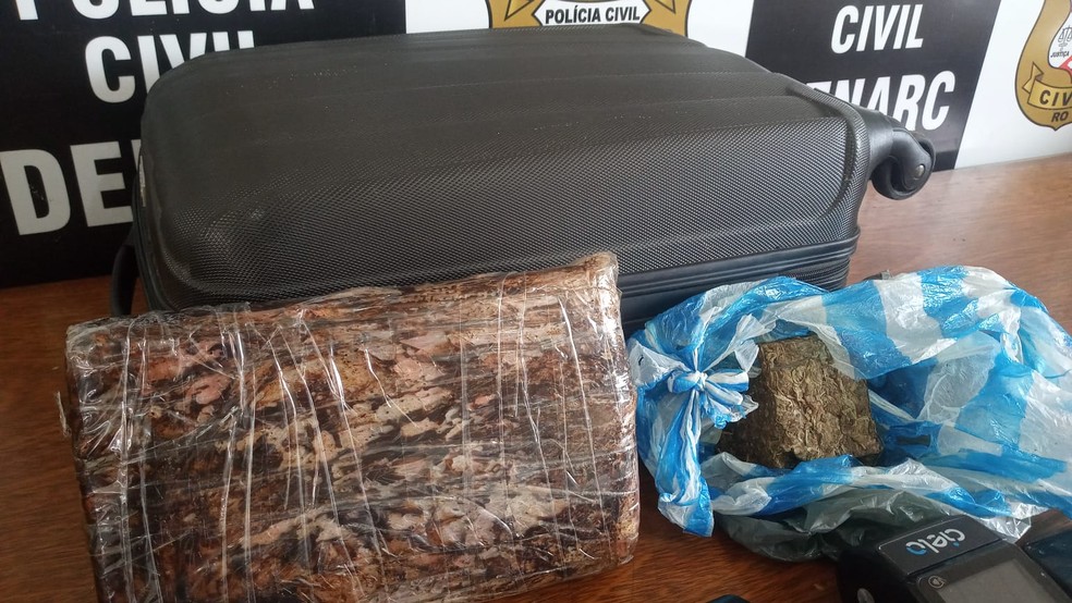 Jovem de 19 anos e fornecedor dos entorpecentes são presos com cerca de 1.5kg de skunk em mala de viagem — Foto: Denarc/Divulgação 