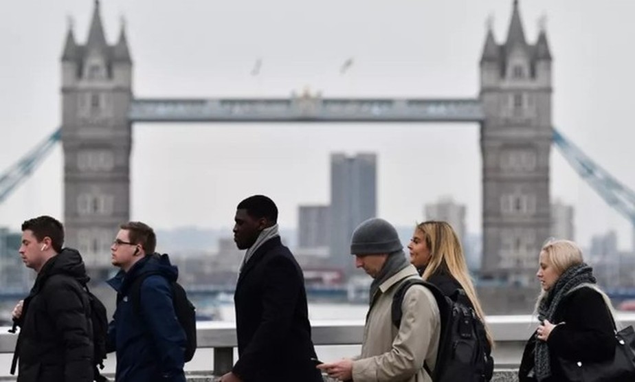 Pessoas caminham em Londres: com inflação em alta, aumenta a pressão sobre o Banco da Inglaterra para voltar a subir as taxas de juros novamente.