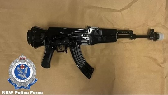 Homem é preso na Austrália com narguilé em formato de fuzil AK-47