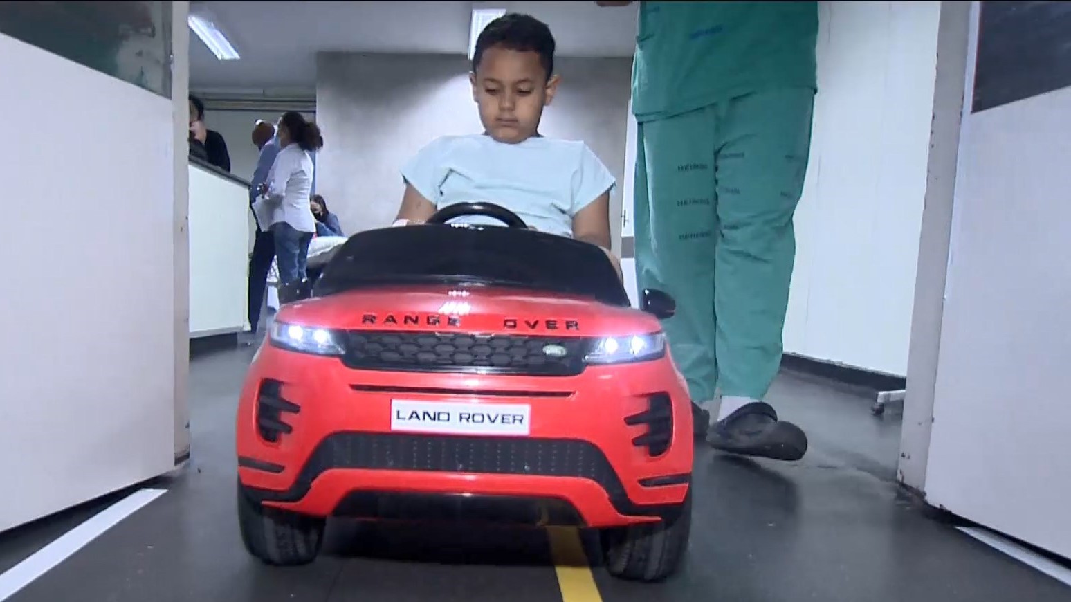 Crianças vão de carrinho elétrico do quarto para o centro cirúrgico em hospital do ES