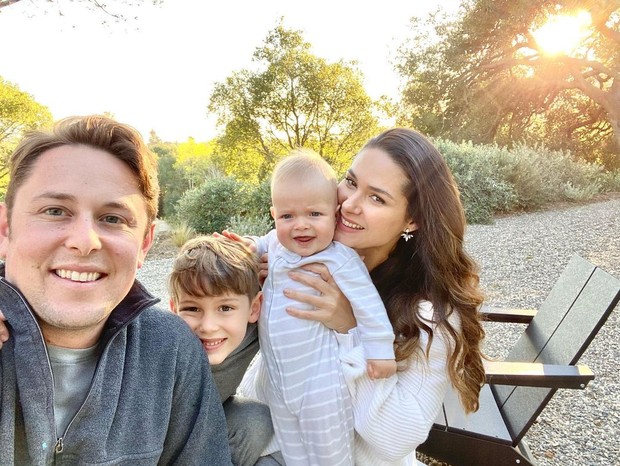 Fernanda Machado com o marido, Robert, e os filhos, Luca e Leo (Foto: Reprodução Instagram)