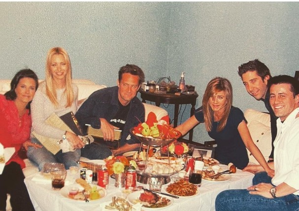 Foto antiga do elenco de Friends no último dia de gravação (Foto: Reprodução/ Instagram )