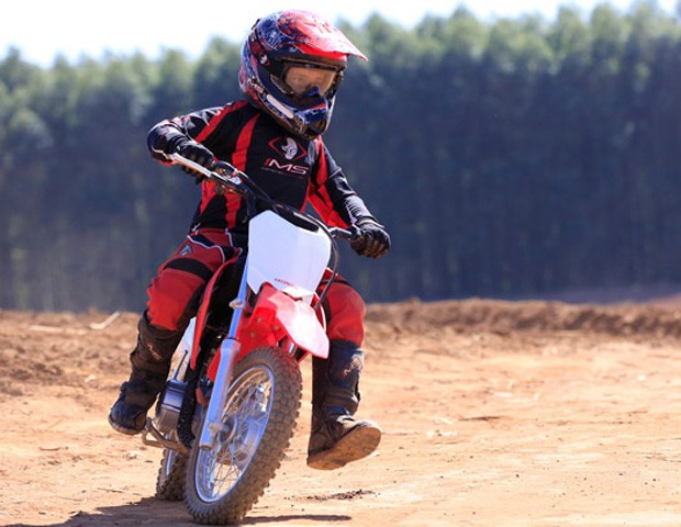 Menino de 5 Anos Andando de Moto Grande KTM 250 Motocross 