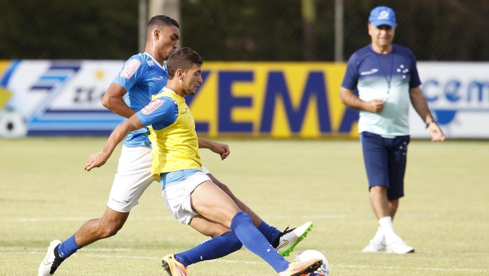 Técnico do Cruzeiro destaca ambiente bom para Damião e elogia Arrascaeta