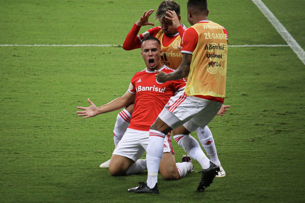 Peglow fez o terceiro gol do Inter contra o Fortaleza — Foto: Lucas Bubols/ge.globo