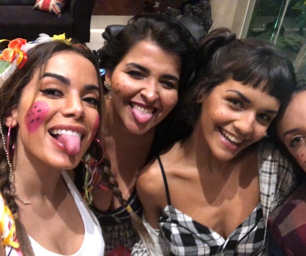 Anitta curte festa julhina com amigas (Foto: reprodução instagram)