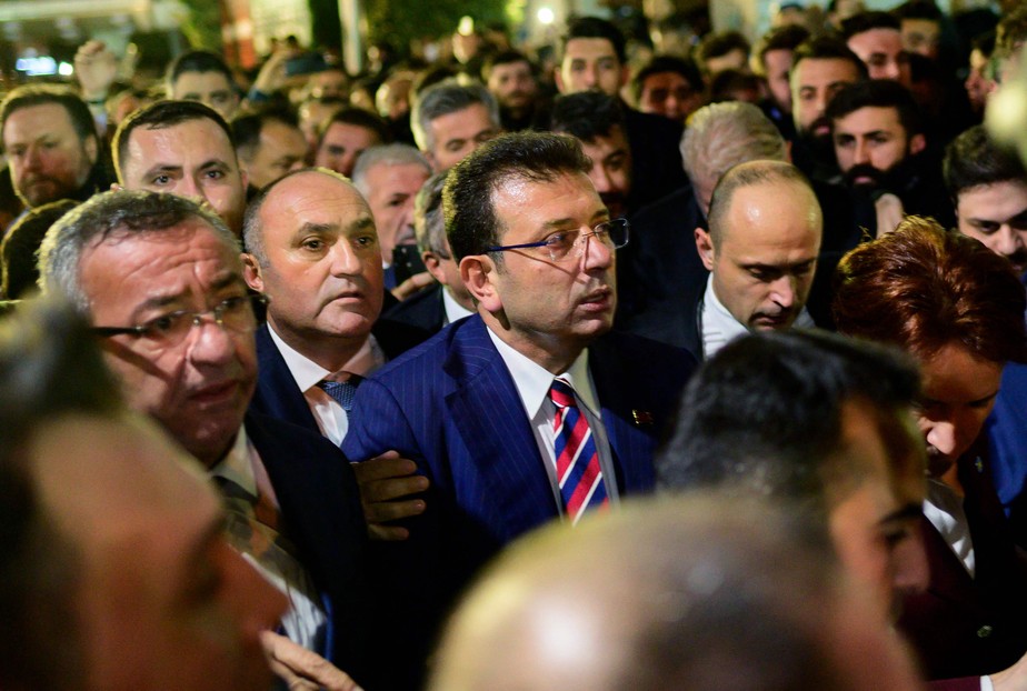 Ekrem Imamoglu (ao centro), prefeito de Instambul, se junta a apoiadores durante protesto contra a sua condenação nesta quarta-feira