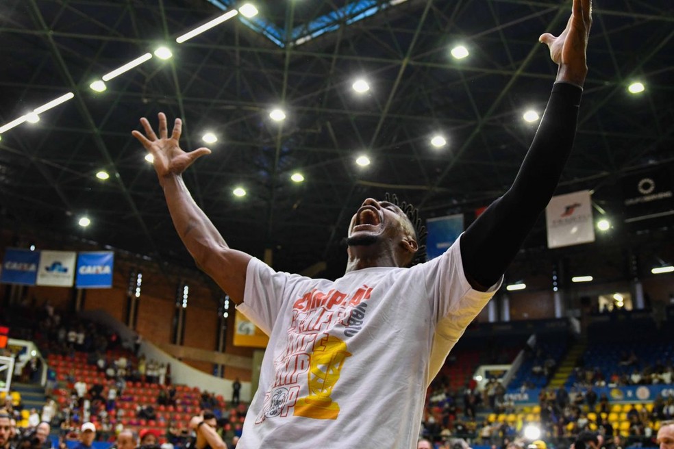 Jhonatan comemora o título do Paulistano no NBB (Foto: Fotjump/LNB)