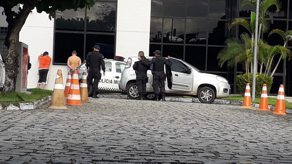 Os dois homens foram levados para prestar depoimento na Polícia Federal — Foto: Julianne Barreto/Inter TV Cabugi
