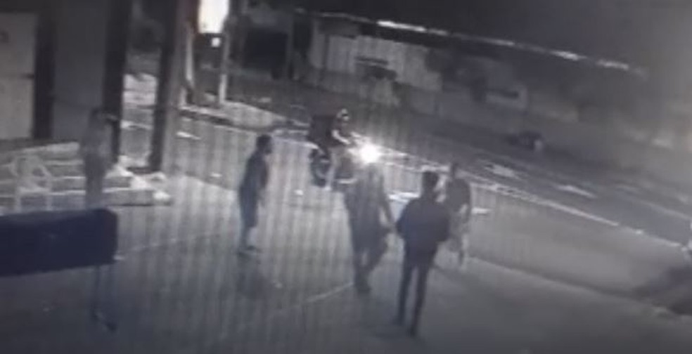 Câmera flagrou confusão entre cabeleireiro encontrado morto e outros três homens na Praia de Iracema, em Fortaleza. — Foto: Reprodução
