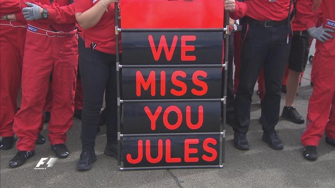 "Sentimos a sua falta, Jules": placa em homenagem ao piloto Jules Bianchi antes da largada na Hungria (Foto: Divulgação)
