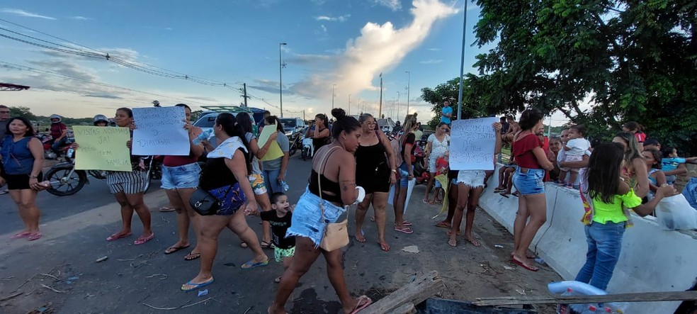 Familiares de presos chegaram a fechar a ponte da União, que dá acesso à cidade de Cruzeiro do Sul — Foto: Arquivo pessoal