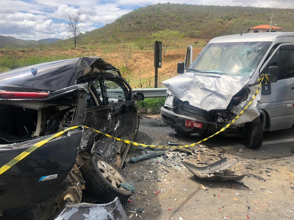 Acidente na BR-116 deixou policial militar e a namorada dele em estado grave â Foto: DivulgaÃ§Ã£o/PRF