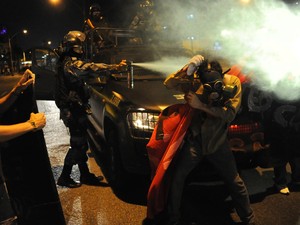 Polícia usa spray em protesto no Rio (Foto: Tasso Marcelo/AFP)