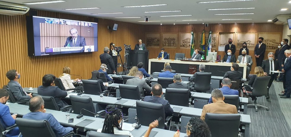 Prefeito Álvaro Dias faz leitura de mensagem anual na Câmara Municipal de Natal — Foto: Divulgação
