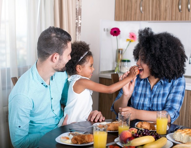 A alimentação saudável dos pais é fundamental para que os filhos criem bons hábitos (Foto: Getty Images )