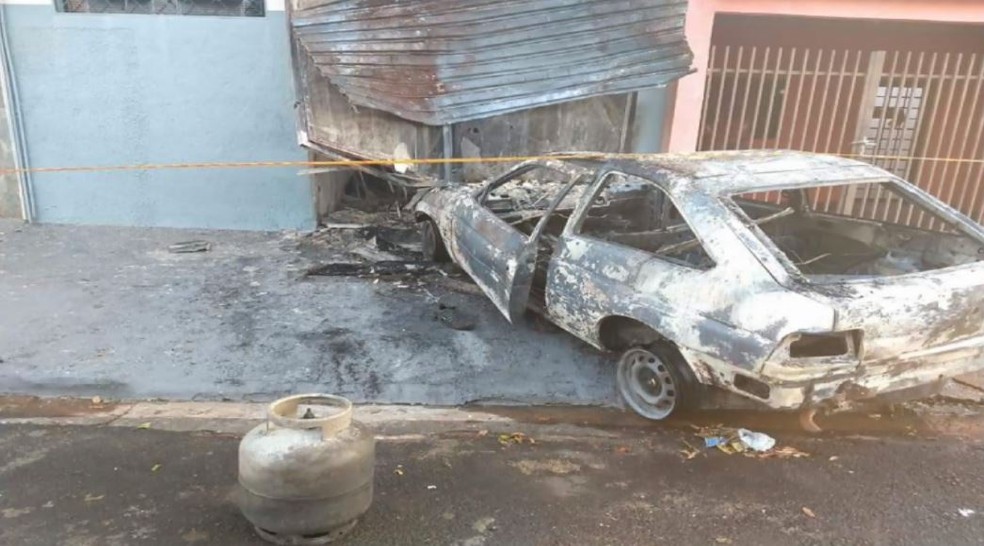 Empresa ficou destruída após incêndio na madrugada de domingo (3) em Ribeirão Preto — Foto: Reprodução/EPTV