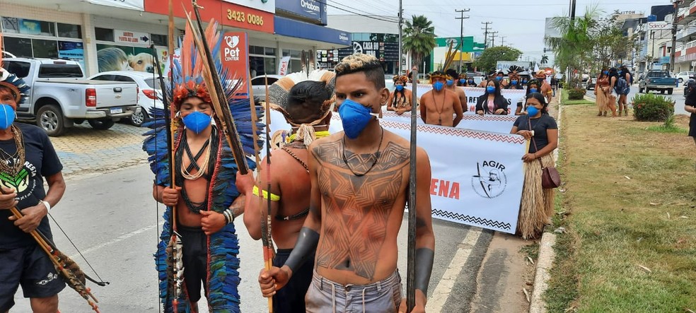 Grupo de indígenas faz protesto em Ji-Paraná, região central de RO, neste sábado (19), às 10h21 — Foto: Gedeon Miranda/Rede Amazônica