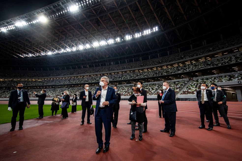 Thomas Bach visita estádio olímpico — Foto: Getty Images