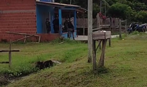 Homem faz mulher de refém dentro de farmácia em Cruzeiro do Sul e polícia tenta negociar 