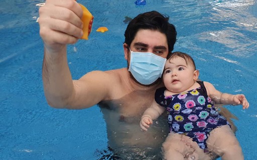 Marcelo Adnet se diverte em aula de natação com a filha, Alice