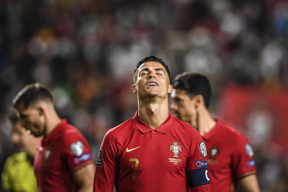 Portugal de Cristiano Ronaldo vai precisar disputar a repescagem para a Copa do Mundo — Foto: AFP