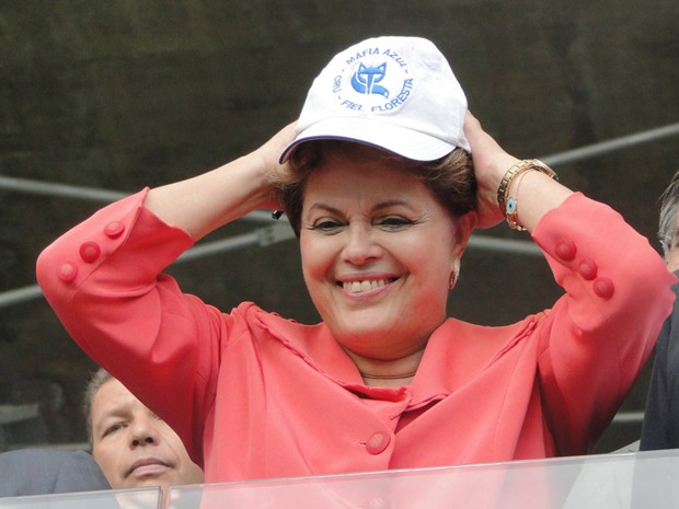Presidente Dilma Rousseff usa um boné de uma torcida do Cruzeiro na inauguração do Mineirão (Foto: Pedro Triginelli/G1 MG)