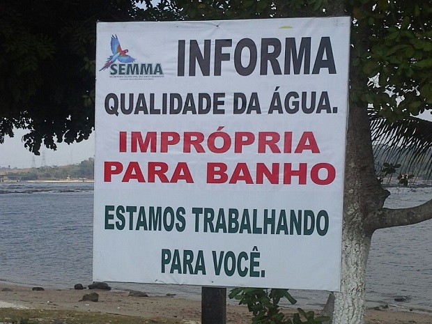 Placa foi de água imprópria foi fixada na orla da cidade de Ferreira Gomes (Foto: Arquivo Pessoal)