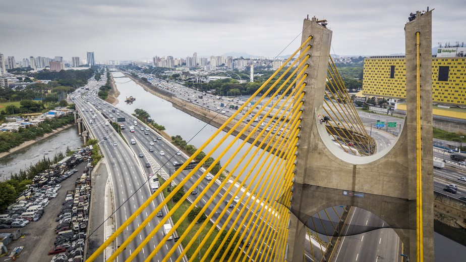 Mineirinho faz manobras de skate a 30 metros de altura em ponte de São Paulo: 