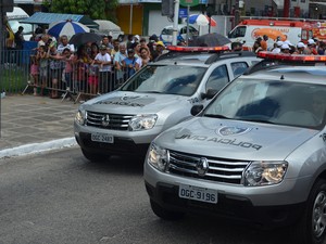Polícia Civil também desfilou na Avenida Duarte da Silveira (Foto: Krystine Carneiro/G1)