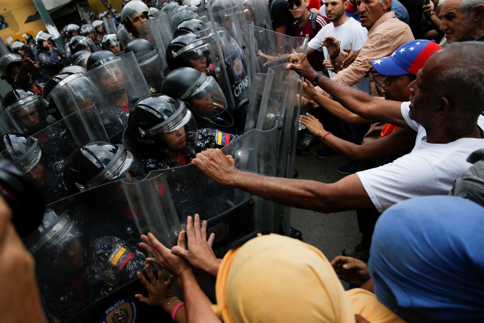 Manifestante e policiais em confronto em Caracas, em 10 de março de 2020 — Foto: Manaure Quintero/Reuters