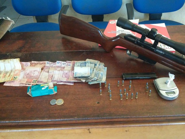 Na prisão do casal a polícia encontrou dinheiro, arma de fogo e balança para pesar drogas (Foto: Divulgação/Polícia de Oriximiná)