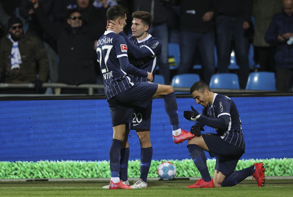 Sérvio Milos Pantovic tem suas chuteiras engraxadas após mais um golaço do meio-campo — Foto: Ralf Ibing/AFP