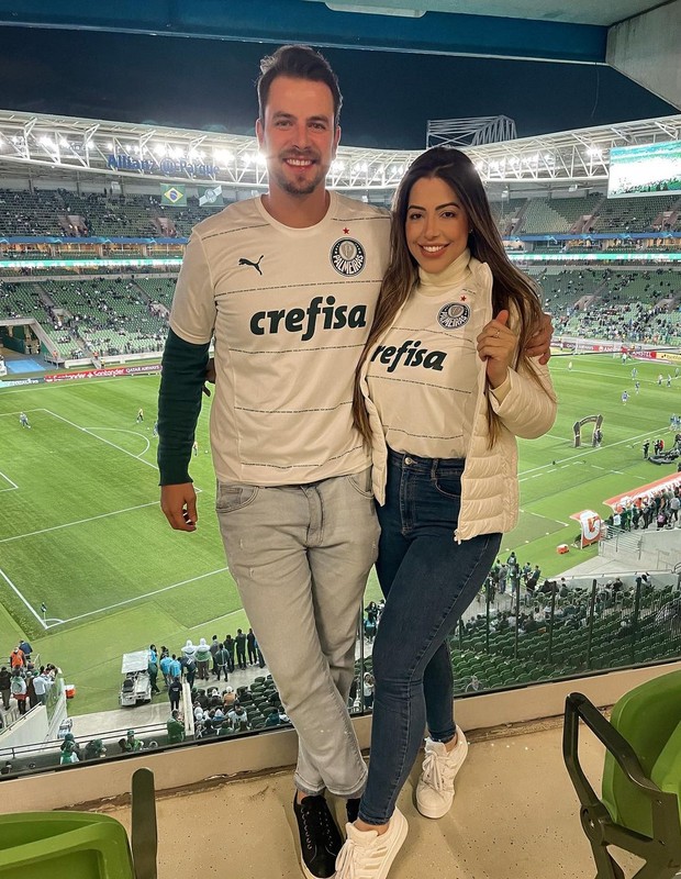 Lais Caldas e Gustavo Marsengo assistem a jogo de futebol em estádio (Foto: Reprodução/Instagram)