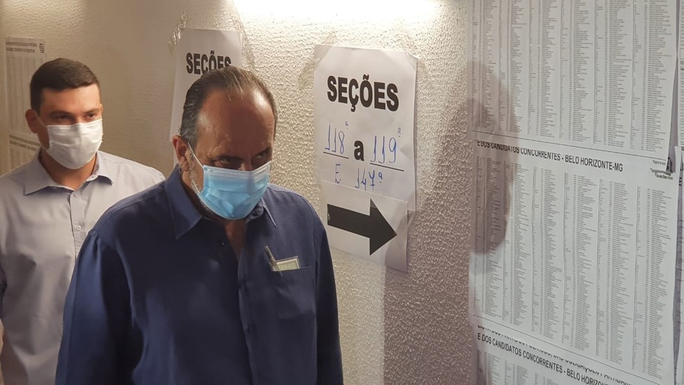 Alexandre Kalil aguarda na fila para votar na Escola Estadual Governador Milton Campos — Foto: Carlos Eduardo Alvim/TV Globo