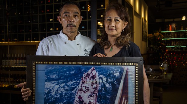 Vo Van Phuoc e Nguyen Vo são os donos do restaurante Miss Saigon e chegaram ao Brasil em 1979 como refugiados políticos em um navio da Petrobras, após serem resgatados em barco em alto mar, na China (Foto: Divulgação/Miss Saigon)