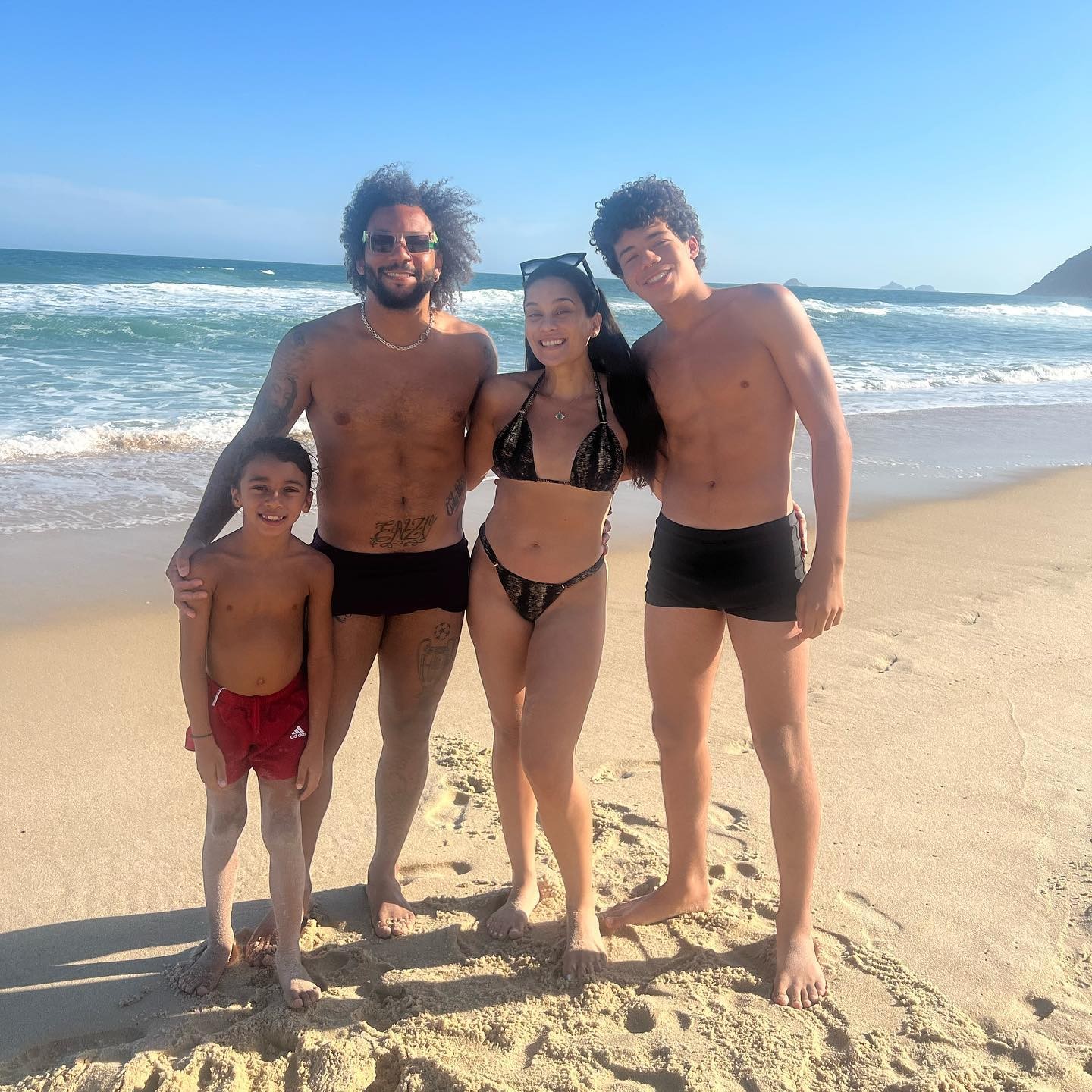 Marcelo com a esposa, Clarice, e os filhos: Liam (esq.) e Enzo — Foto: Reprodução