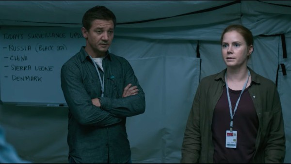 Jeremy Renner e Amy Adams no trailer de 'A Chegada' (Foto: Reprodução)