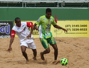 Buiu (Pedro Canário) disputa bola com Maguinho (Vitória) Estadual de futebol de areia no Espírito Santo (Foto: Pauta Livre)