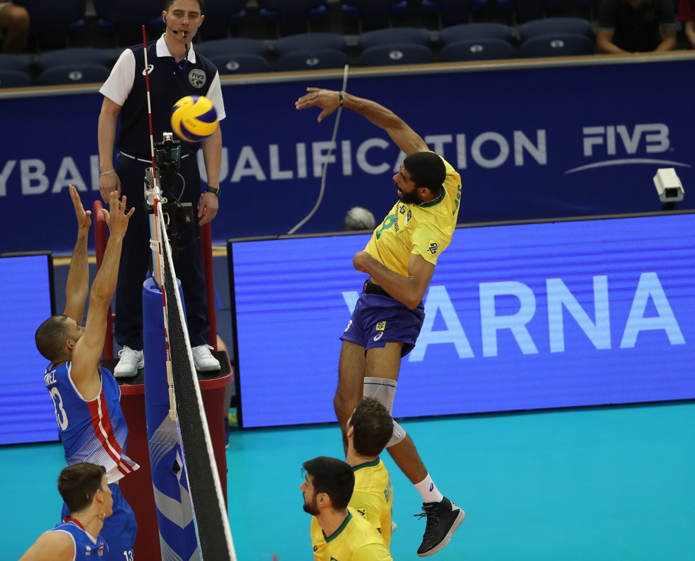 Wallace solta o braço em cima da seleção de Porto Rico no Pré-Olímpico de vôlei — Foto: Divulgação/FIVB