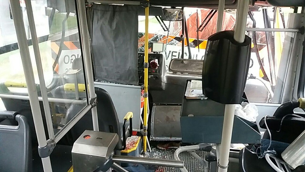 Motorista do Ã´nibus ficou gravemente ferido no acidente, segundo a PRF  â€” Foto: DivulgaÃ§Ã£o/PRF 
